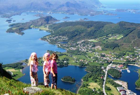 Hogasen 250 M U M Hiking Ulsteinvik Norway