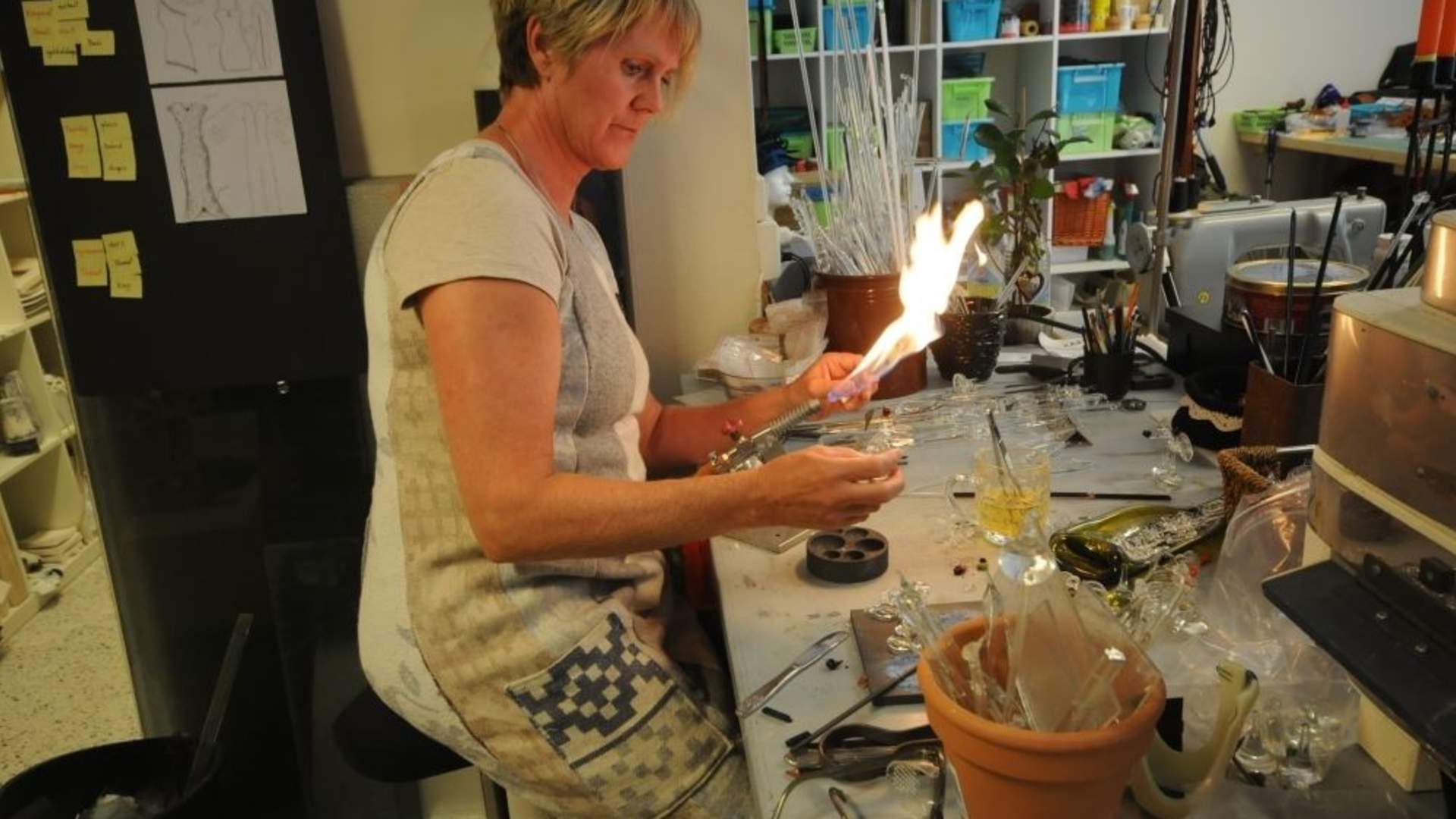 Anne Altin i gang med glassproduksjon