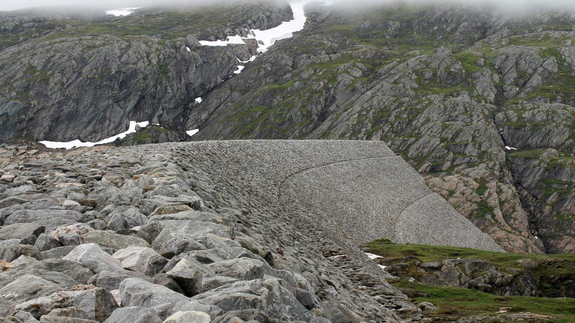 The dam Storglomvassdammen on Mnt. Glomfjellet