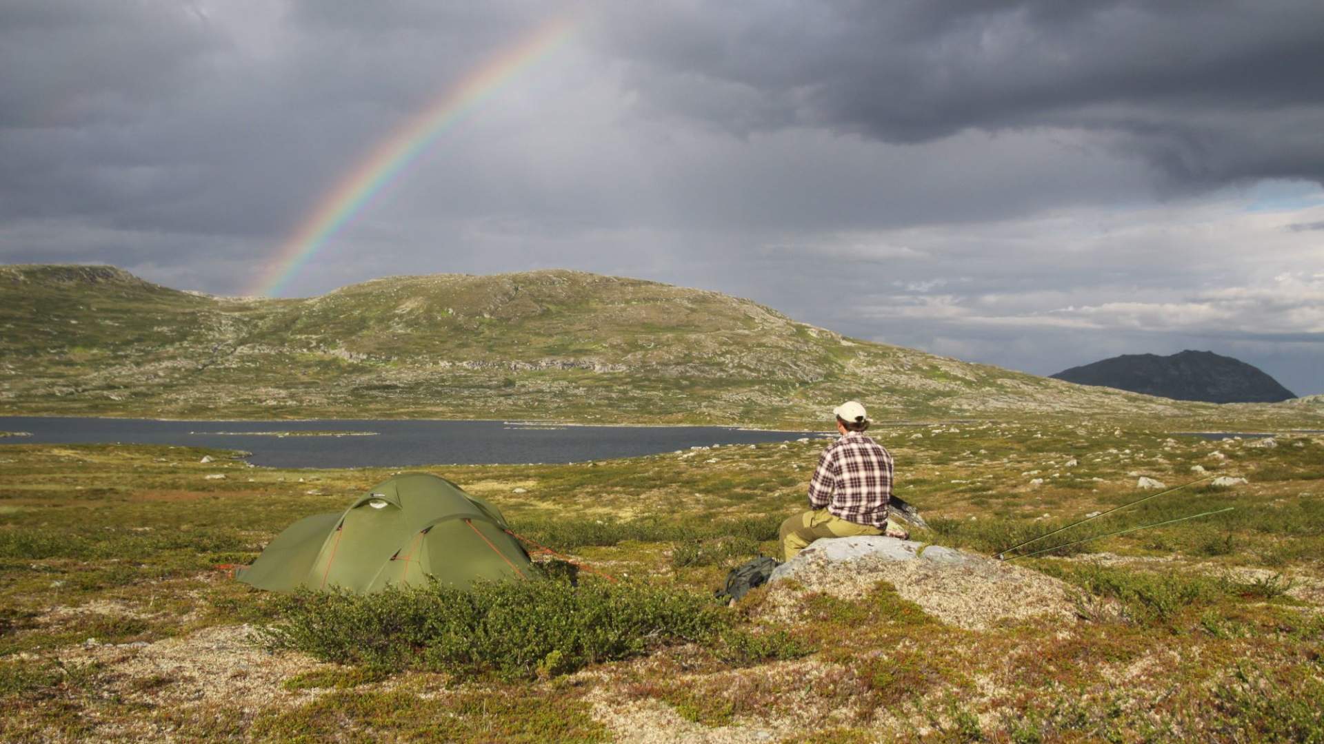 Teltplass omkranset av vakkert fjellandskap