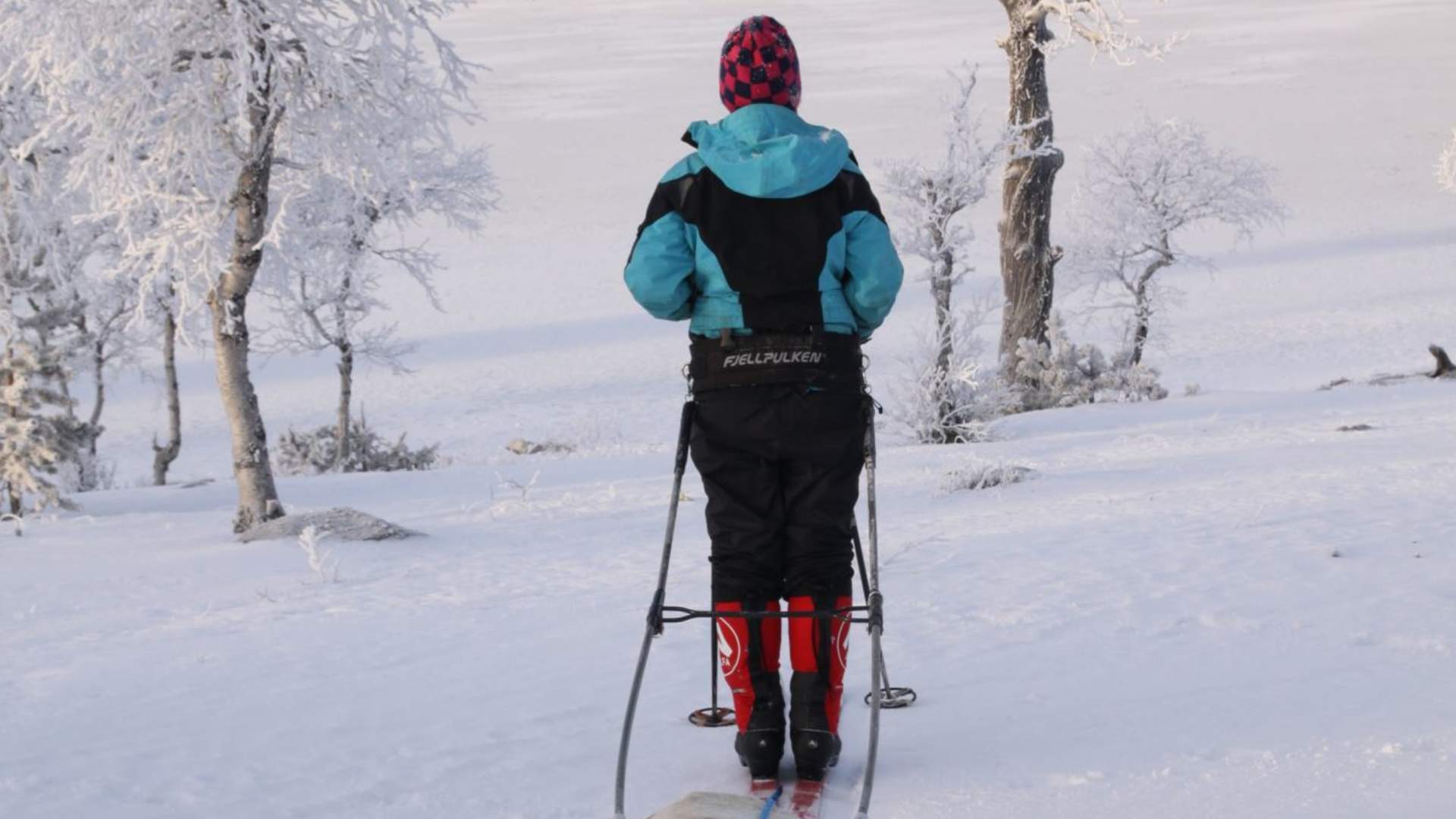 Med pulk og ski i urørt natur.
