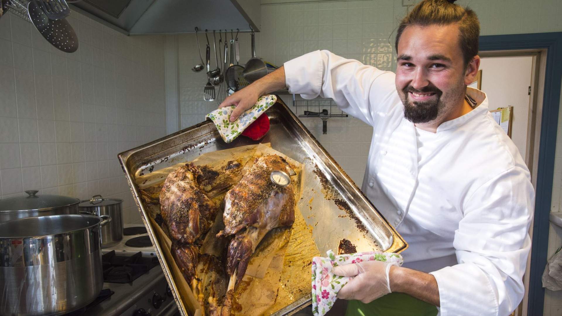 Lammekjøttet som serveres er lokal, fra Dønnes Gård.