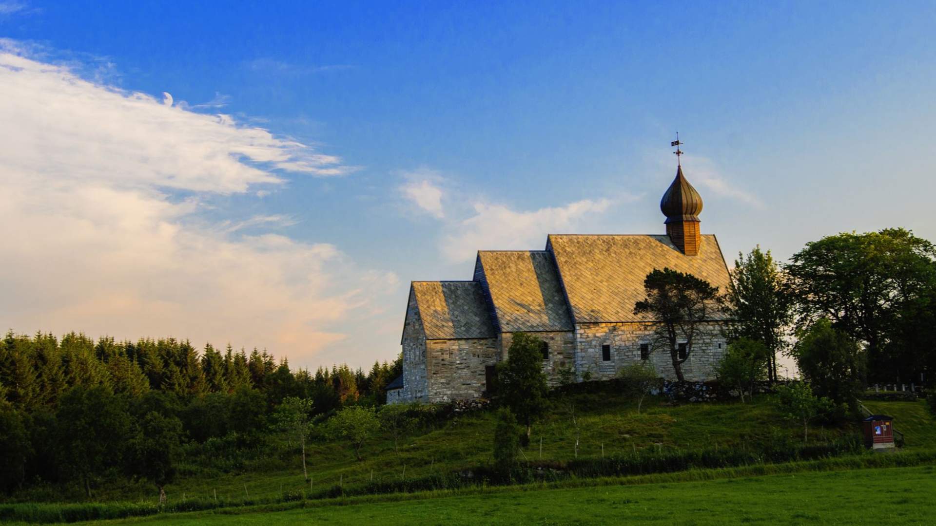 Dønnes kirke var i sin tid gårdens private kirke.