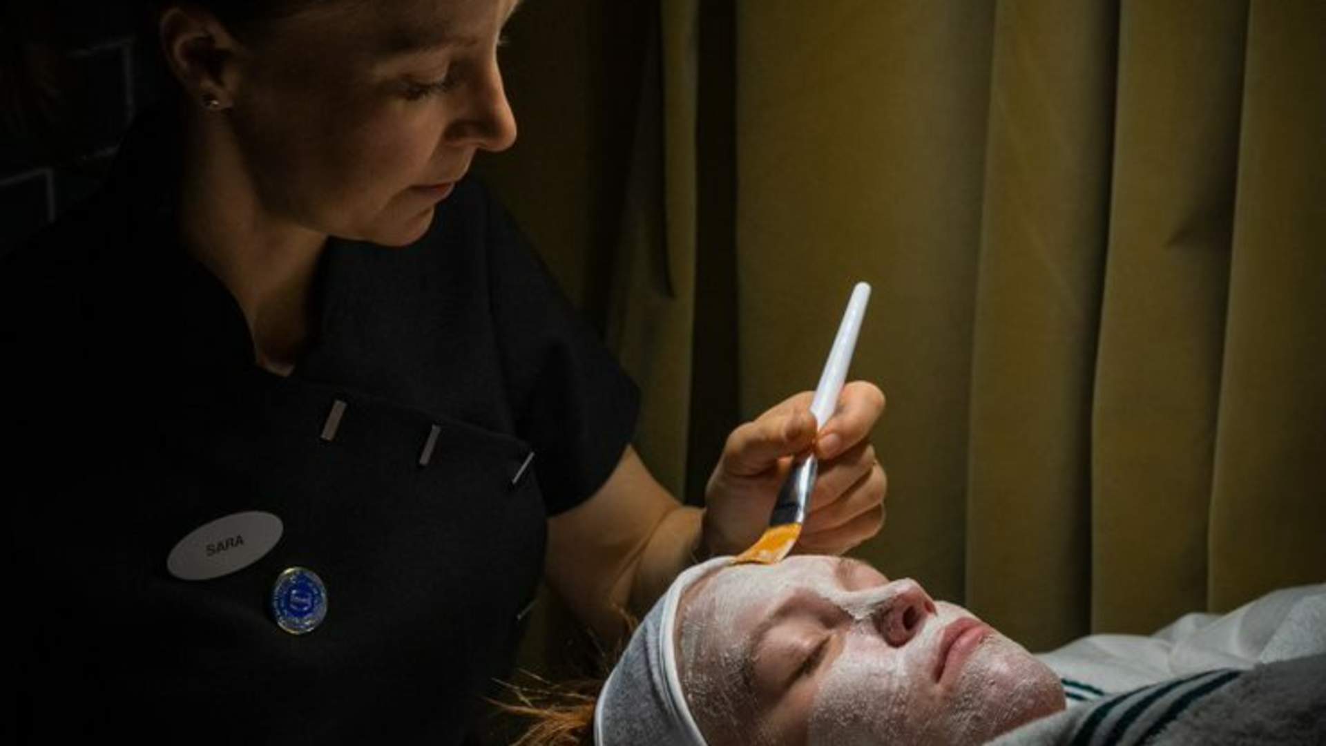 Ansiktbehandling på jente av jente