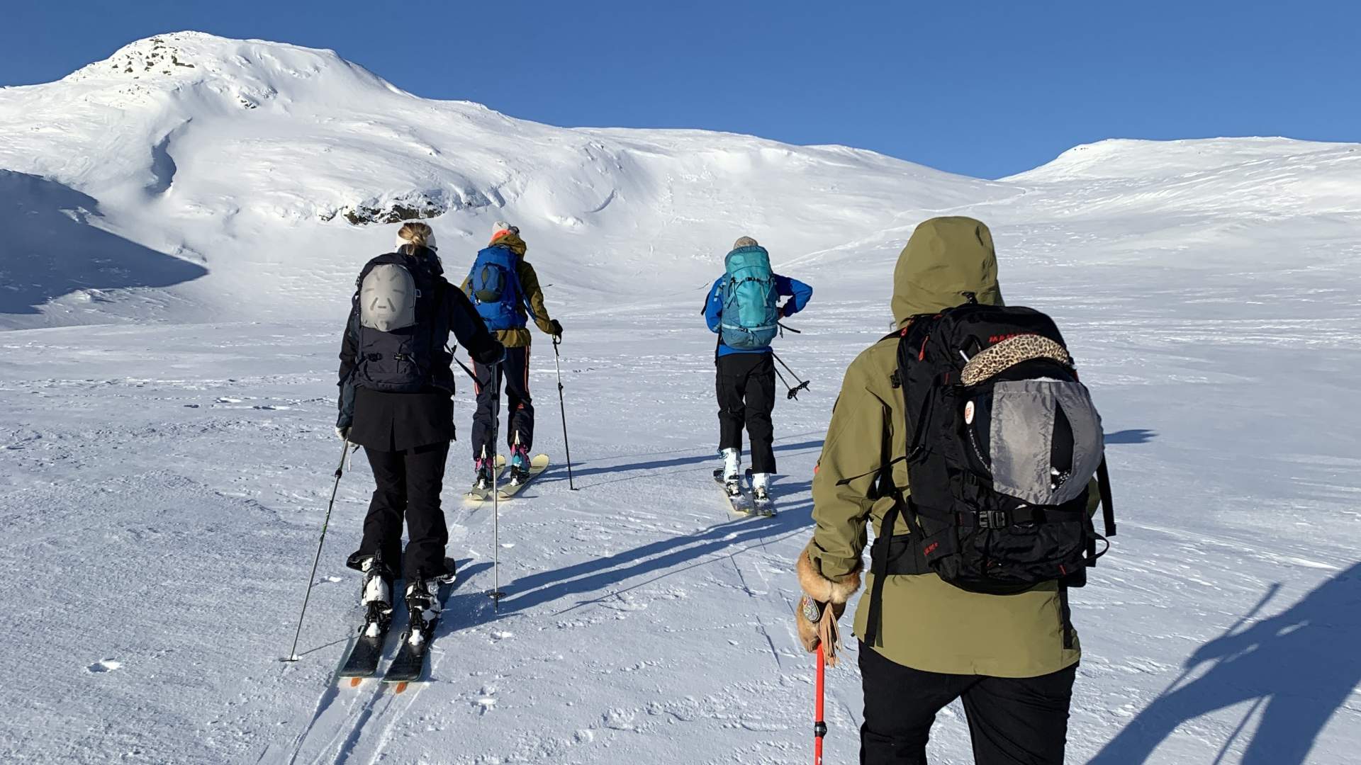 Damer som er på topptur på fjellet