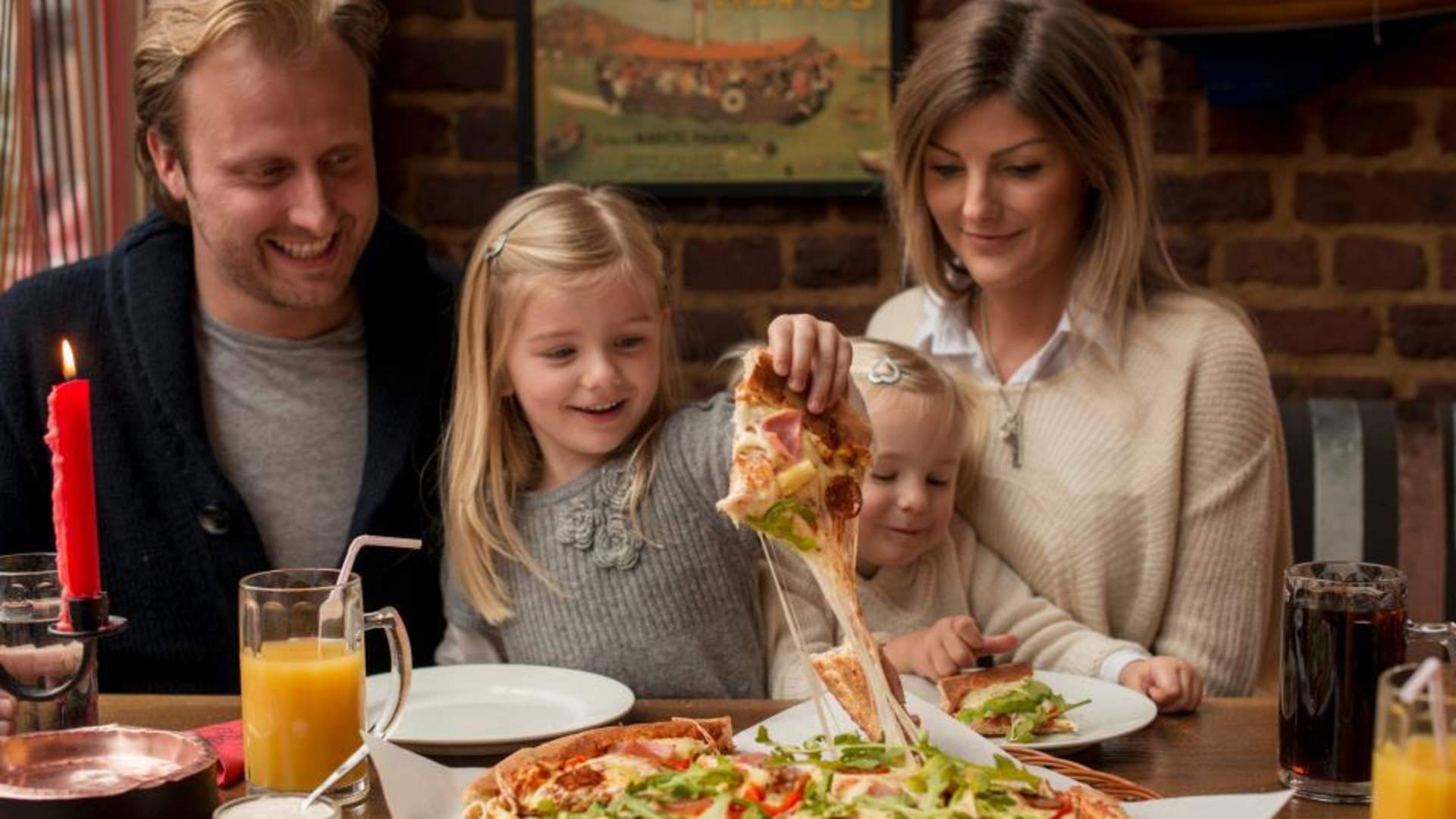 Familie som spiser pizza på peppes