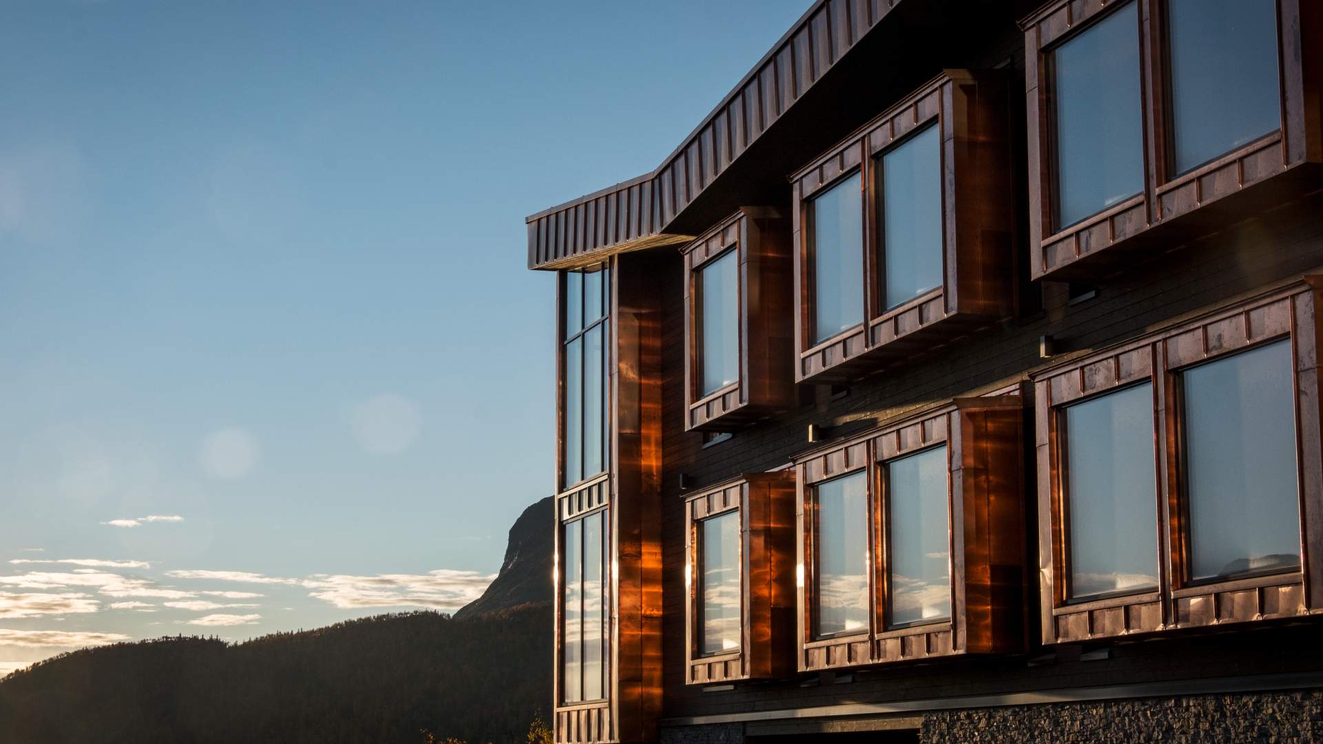 Utenfor skarsnuten hotel (høst), loddrett bilde