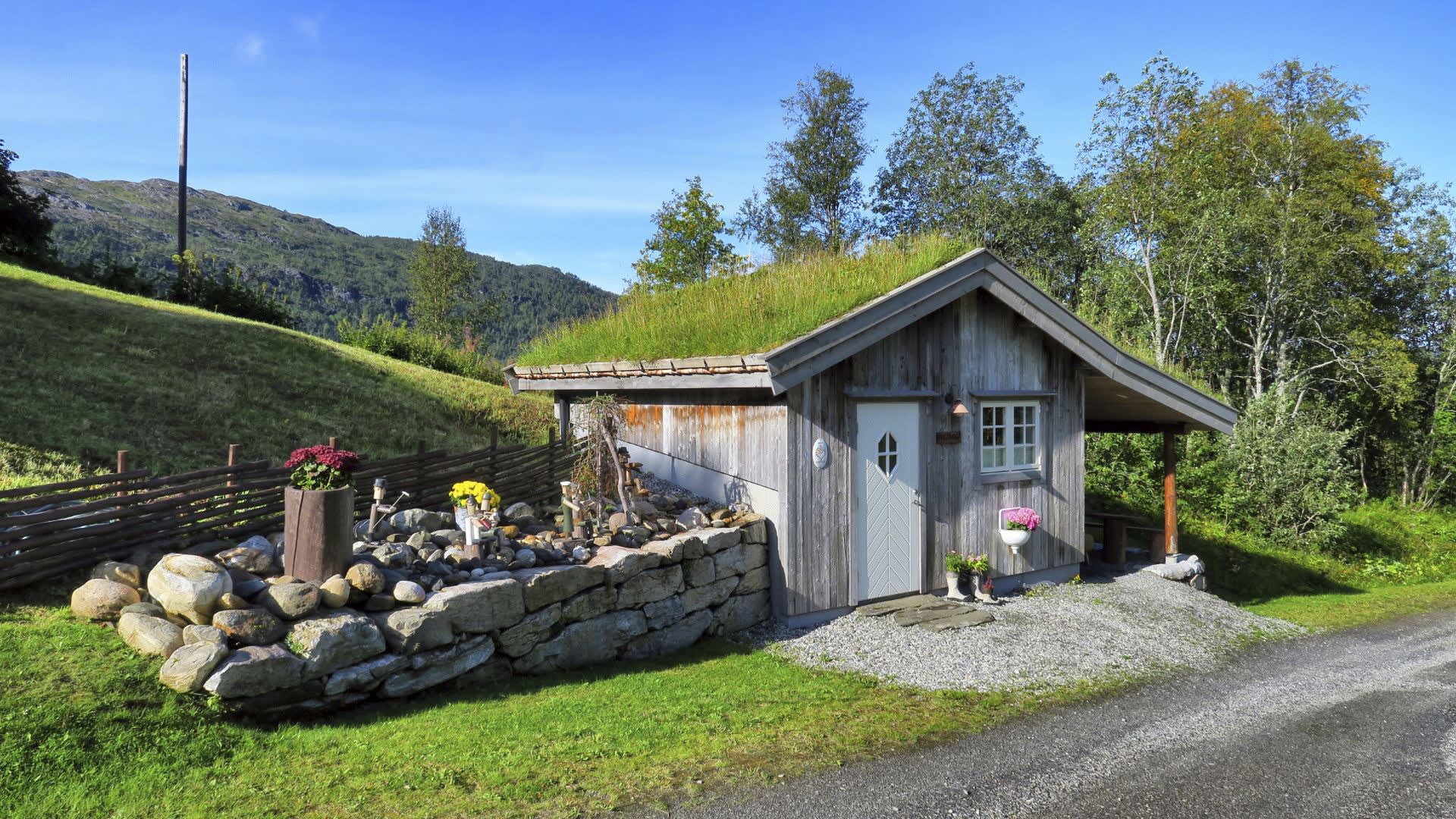 Inderdalen Gård - Charming Farm Stay with Rich History