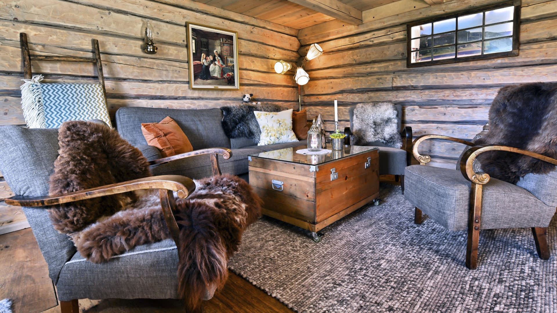 Inderdalen Gård - Charming Farm Stay with Rich History