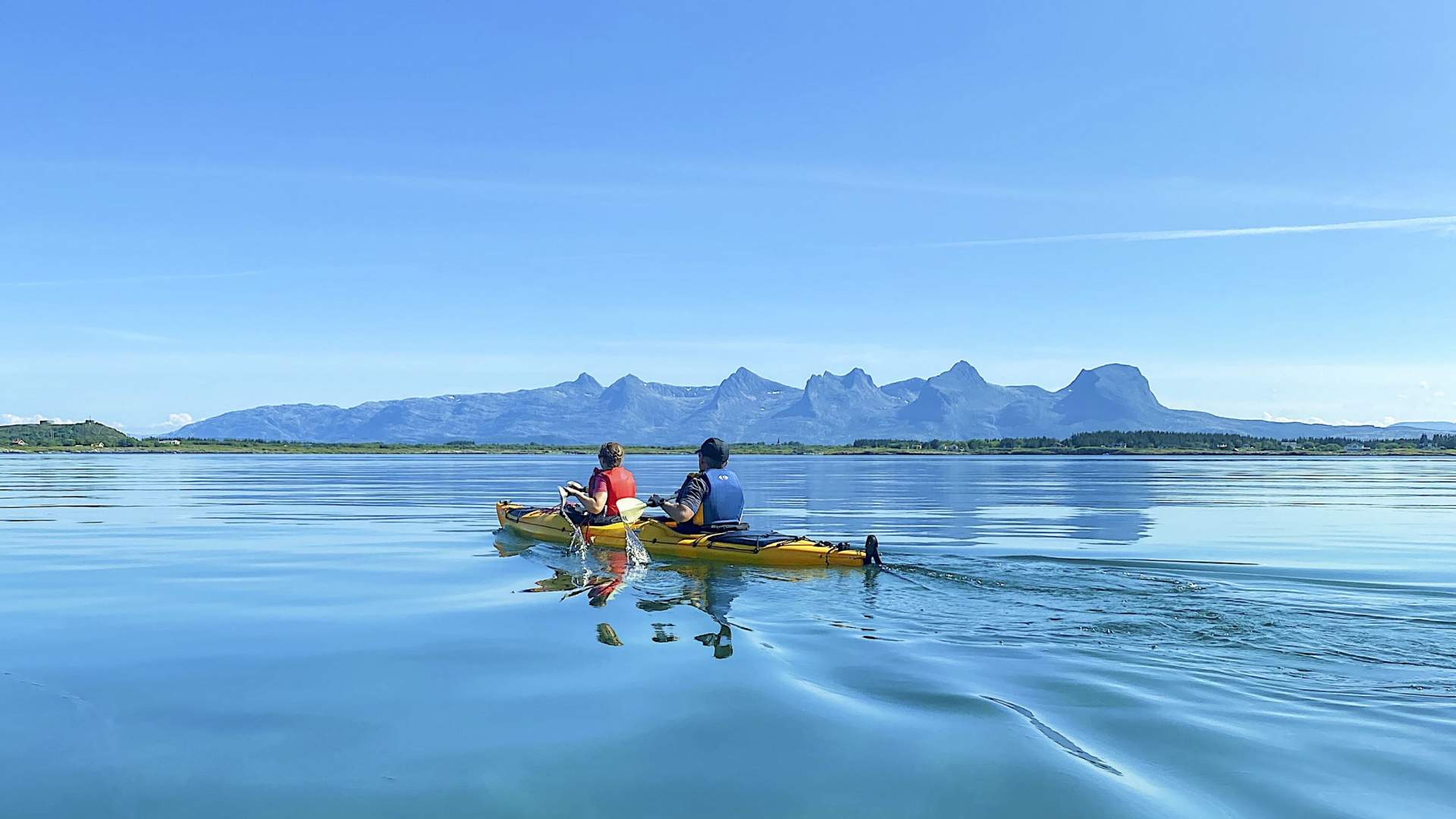Guided kayak tour in Herøy