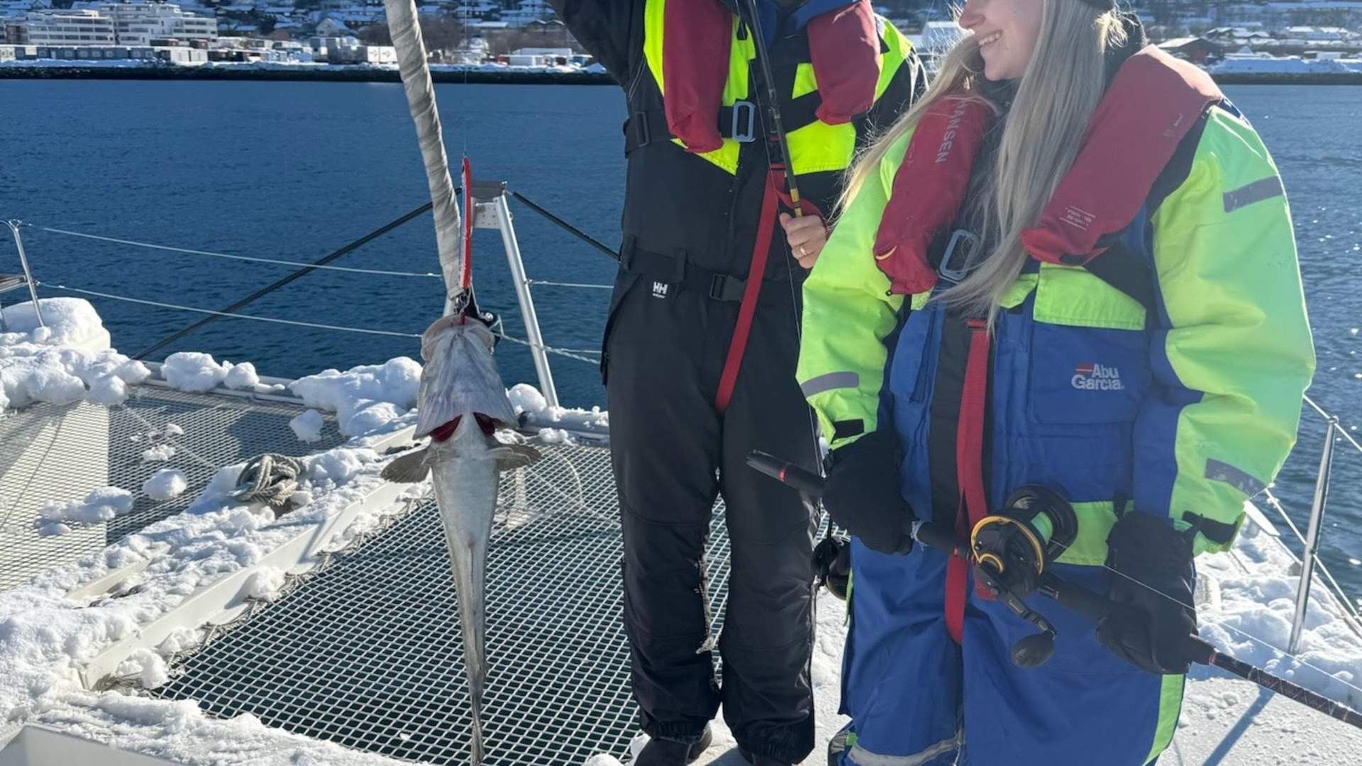 Arctic fisketur med selvfanget fisk til lunsj med byens nyeste luksus katamaran