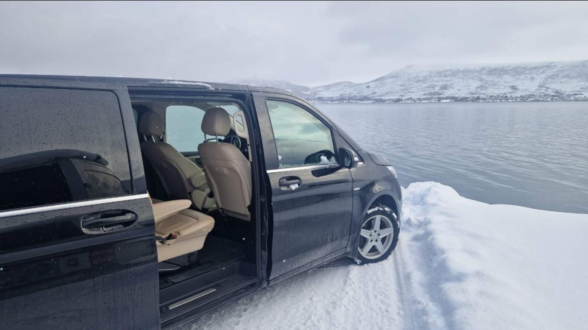 Private Tour: Sightseeing & Transport in Tromsø