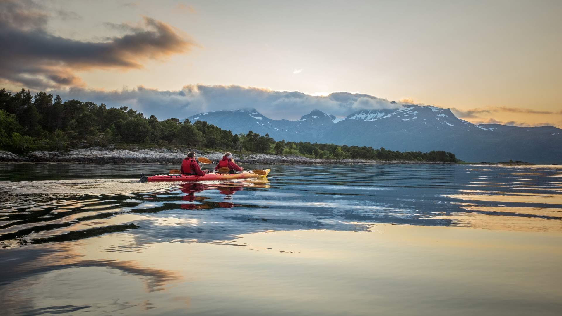 Guidet Midnight Sun Kayaking in Ånderdalen National Park