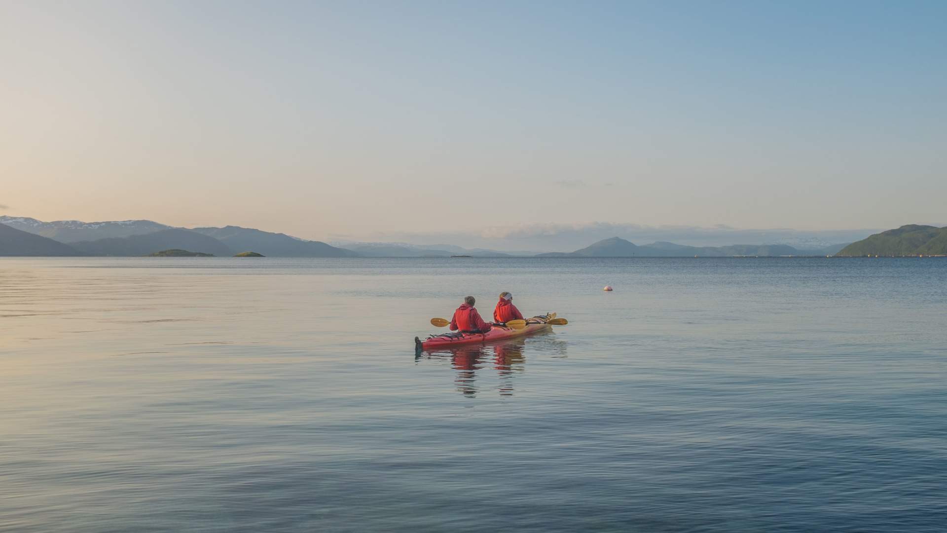 Guidet Midnight Sun Kayaking in Ånderdalen National Park