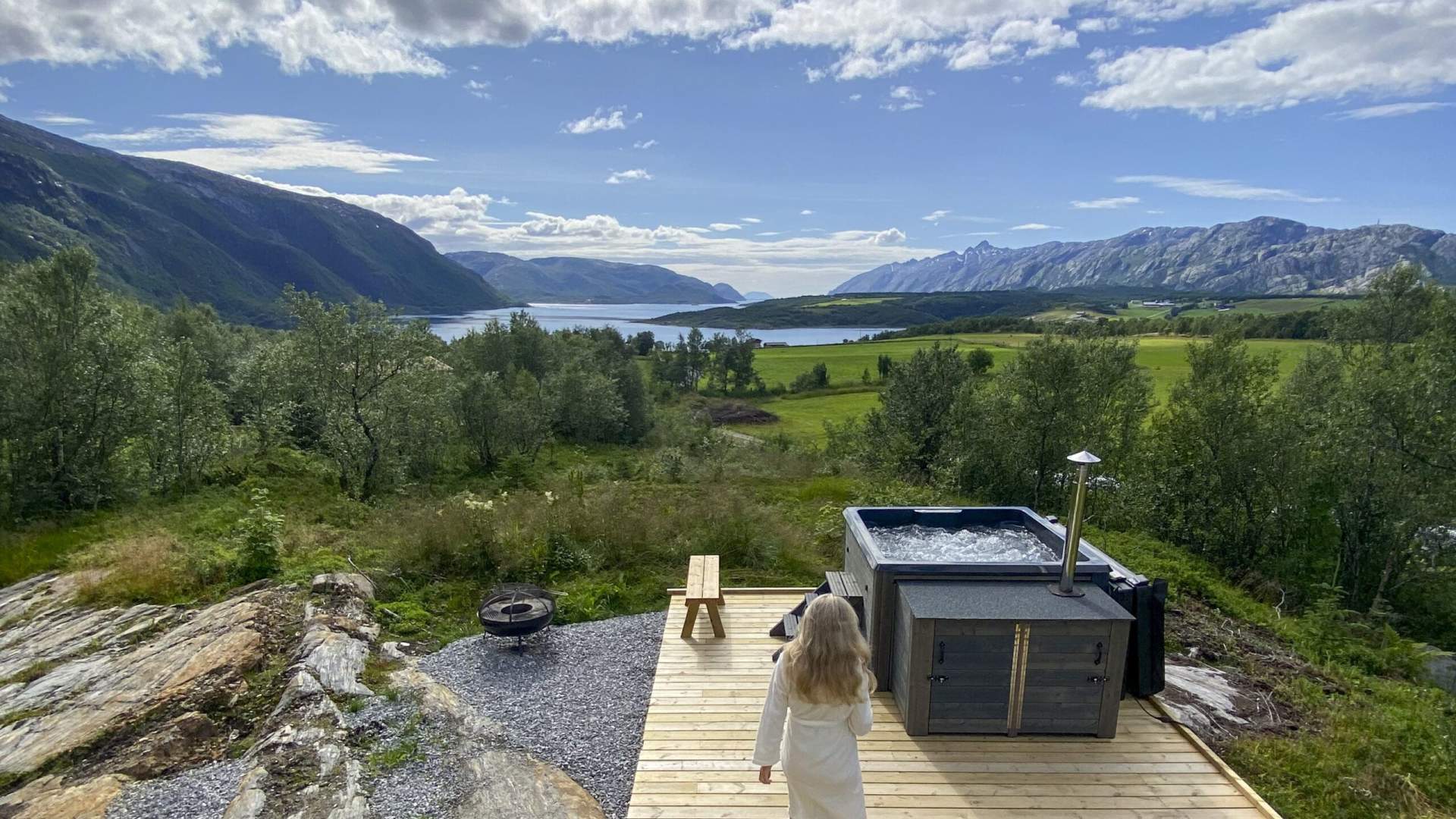Nellehytta - Jacuzzi between mountains and fjords