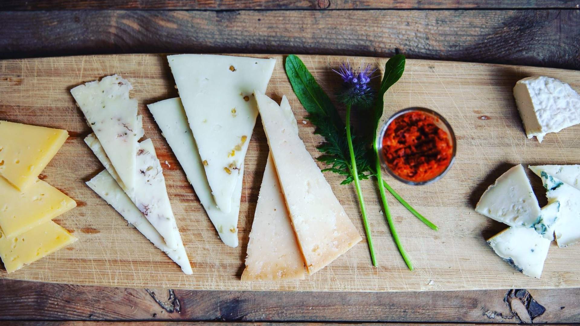 Lag økologisk ost med ostebonde hos Lofoten Gårdsysteri