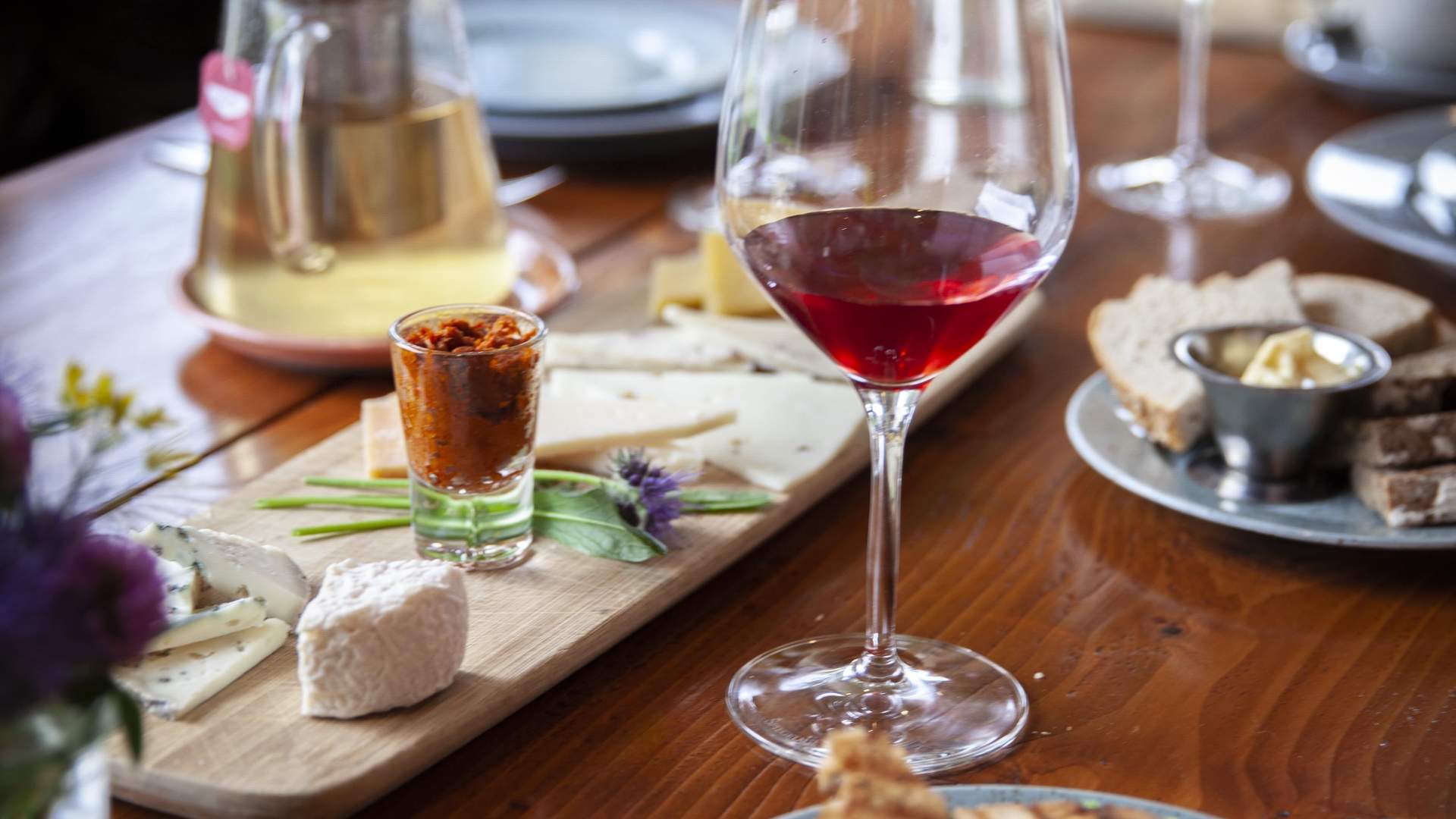 Lag økologisk ost med ostebonde hos Lofoten Gårdsysteri