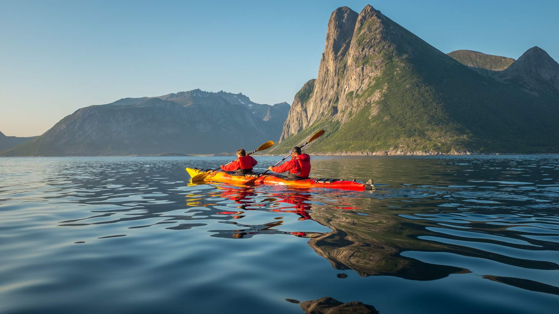 Guidet Midnight Sun Kayaking in Ånderdalen National Park