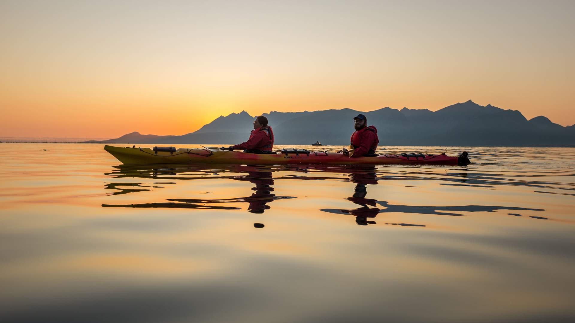 Guidet Midnight Sun Kayaking in Ånderdalen National Park