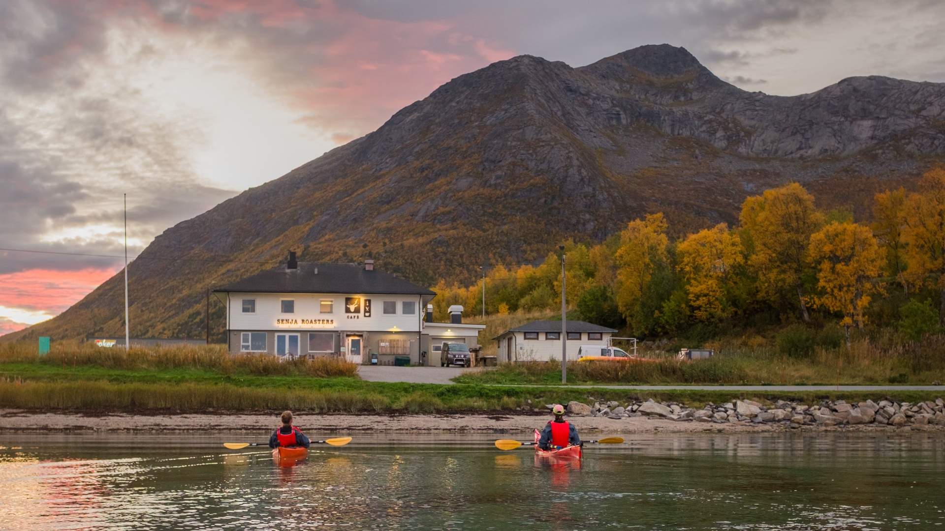 Guidet Midnight Sun Kayaking in Ånderdalen National Park