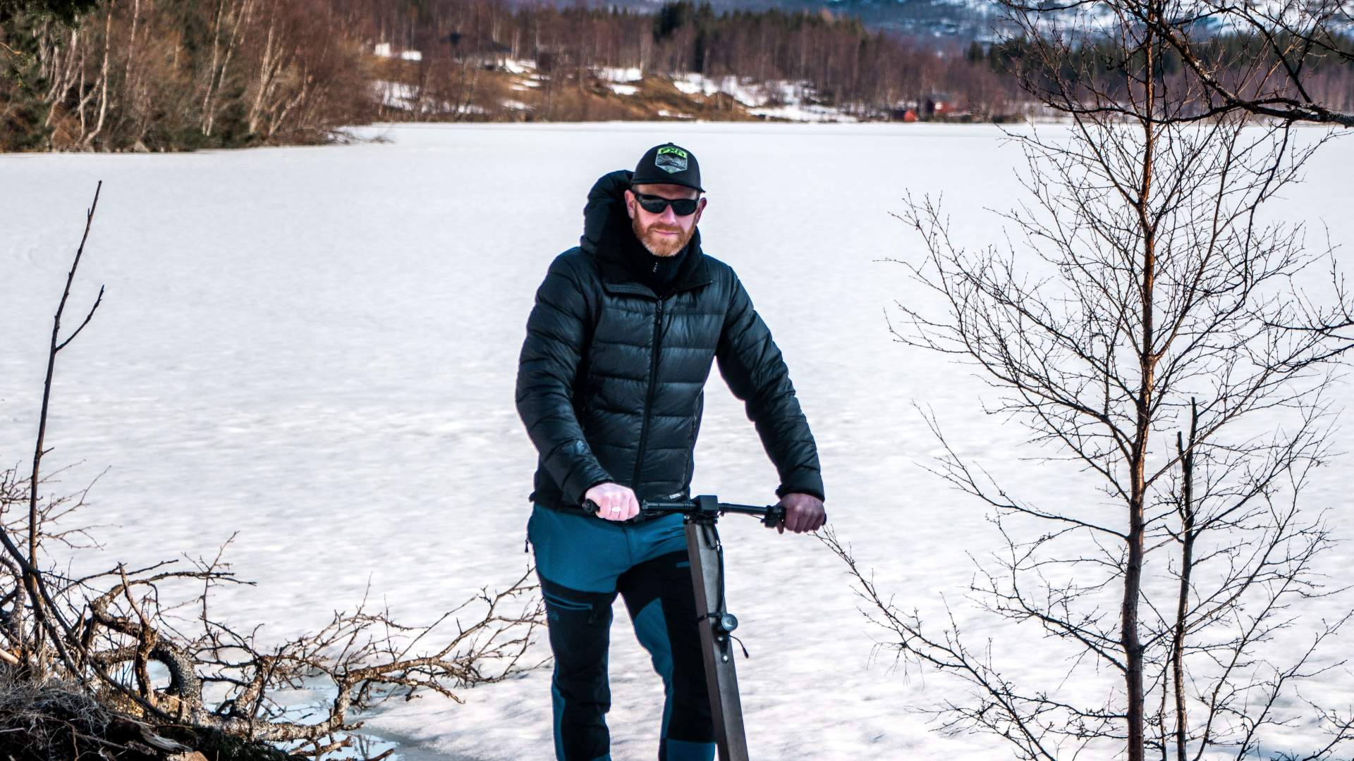 Elektrisk snøsparkesykkel i arktisk lys