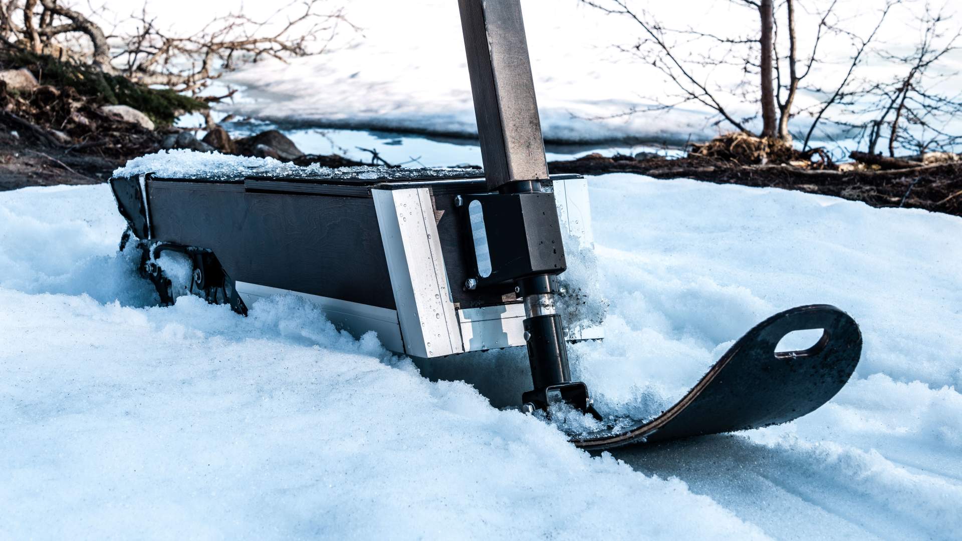 Elektrisk snøsparkesykkel i arktisk lys