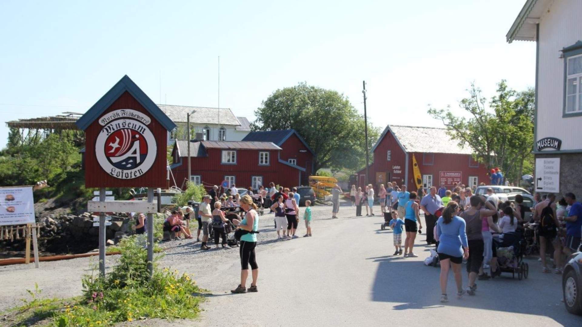 Folksomt på Å, juni 2011.jpg