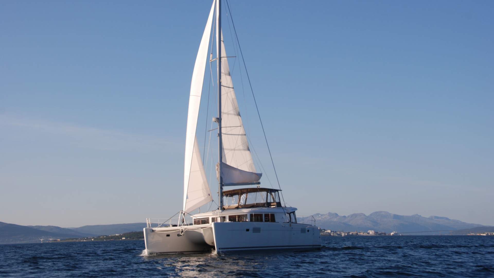 A Beautiful Arctic Fjord Cruise - Sailing tour in Tromsø archipelago