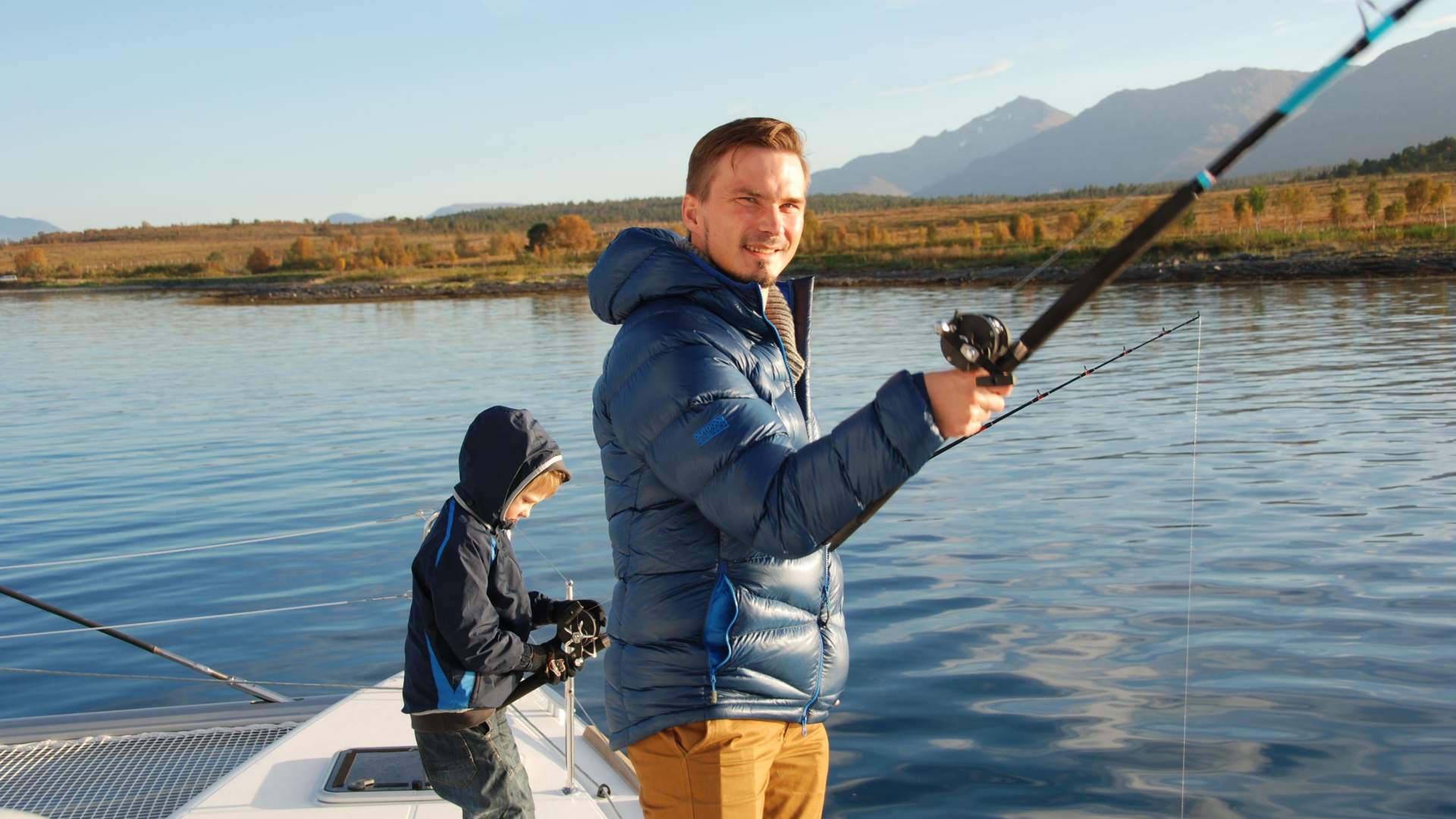 Arctic fisketur med selvfanget fisk til lunsj med byens nyeste luksus katamaran