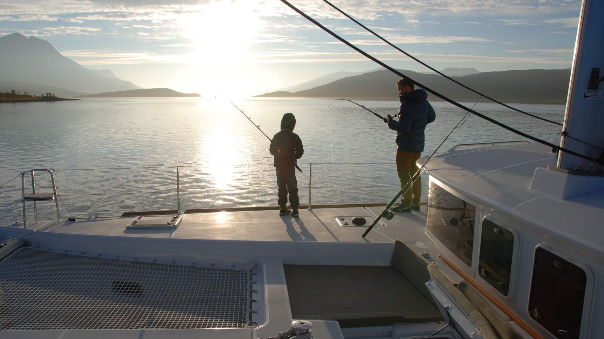 Arctic fisketur med selvfanget fisk til lunsj med byens nyeste luksus katamaran
