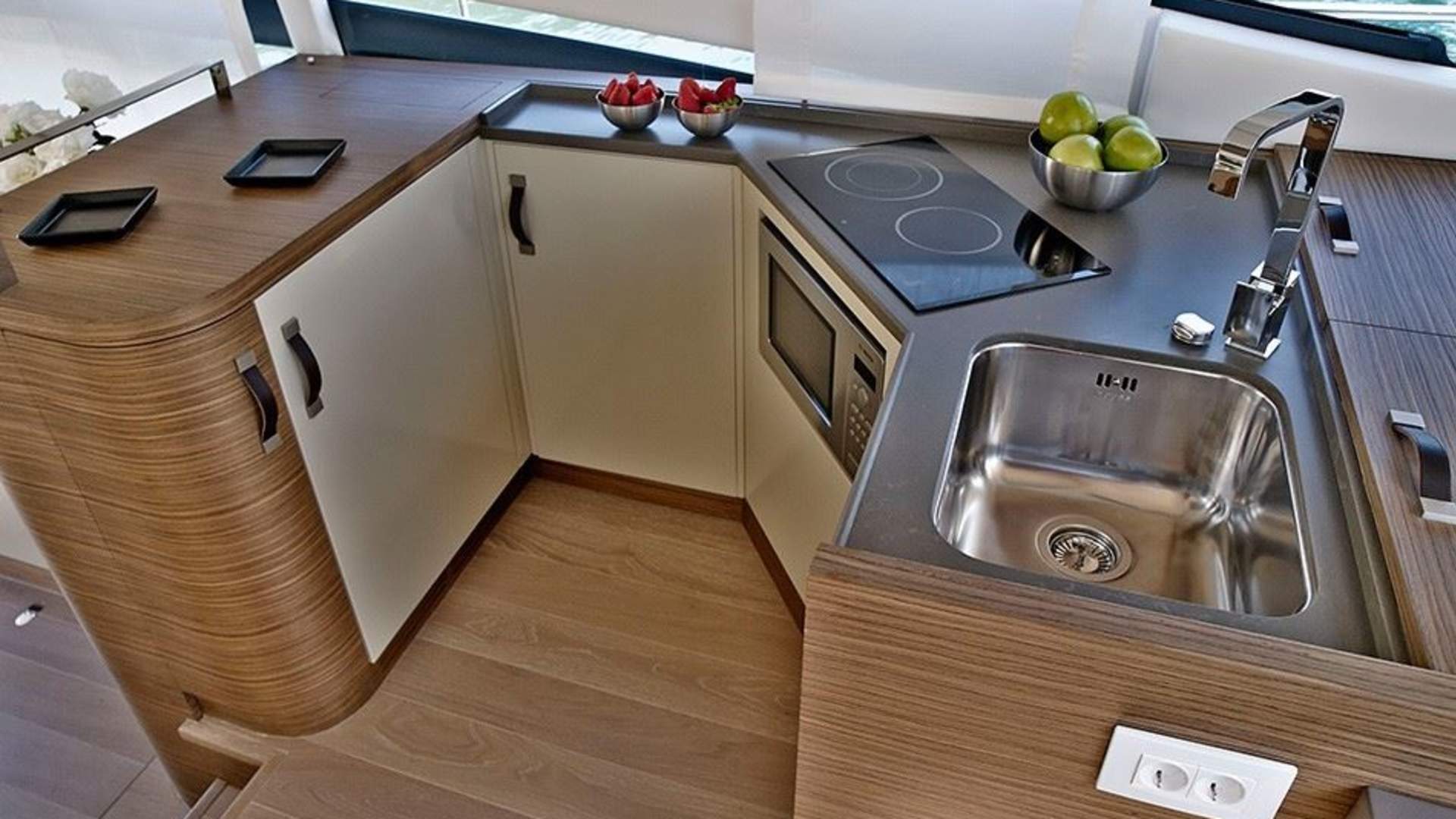 En uforglemmelig arktisk hvalsafari med vår luksus Yacht Arctic Queen