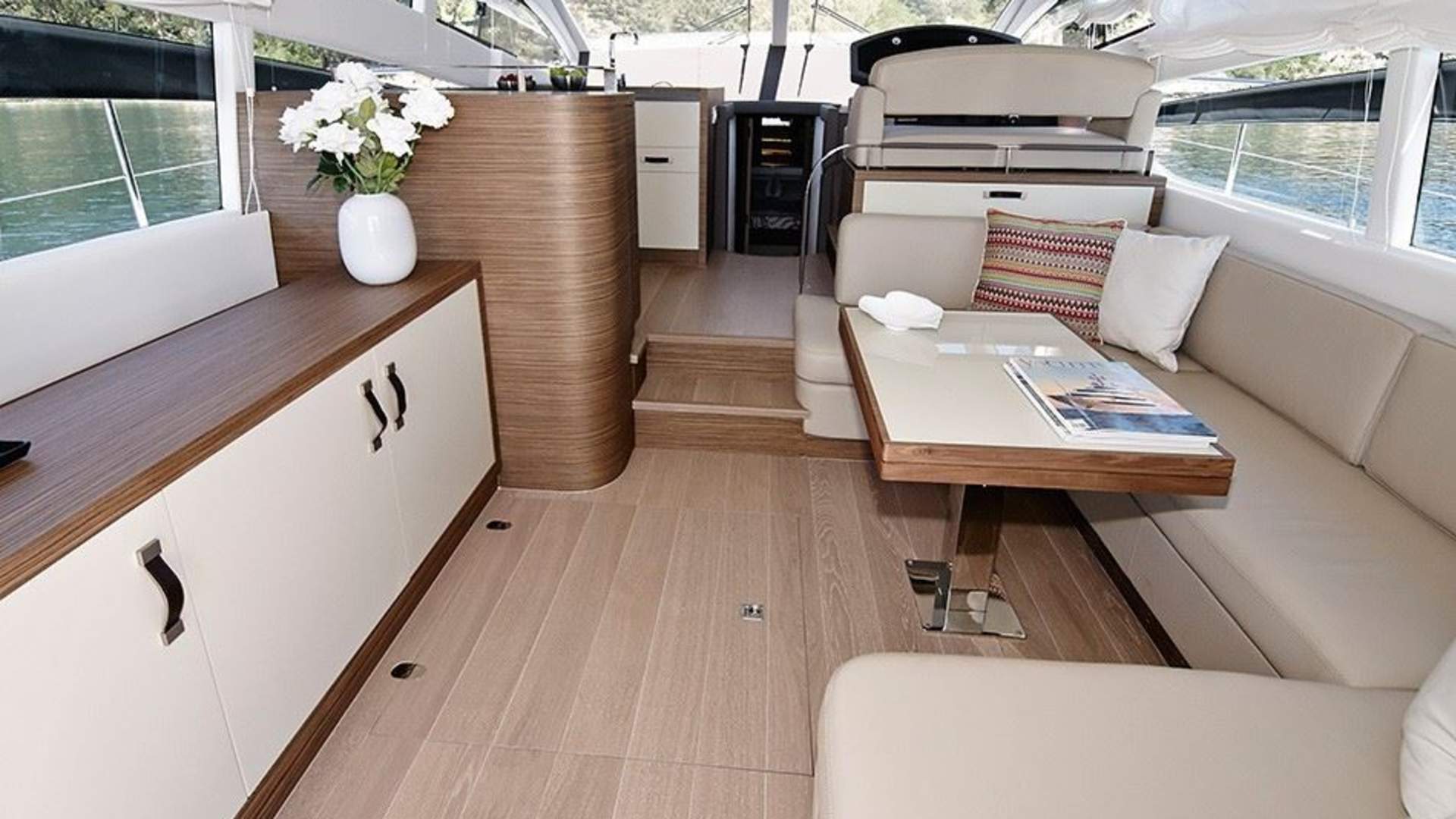 En uforglemmelig arktisk hvalsafari med vår luksus Yacht Arctic Queen