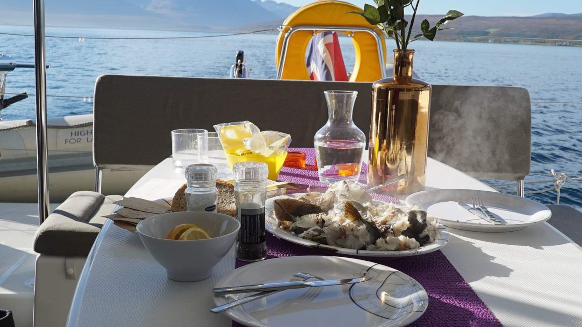 Arctic fisketur med selvfanget fisk til lunsj med byens nyeste luksus katamaran