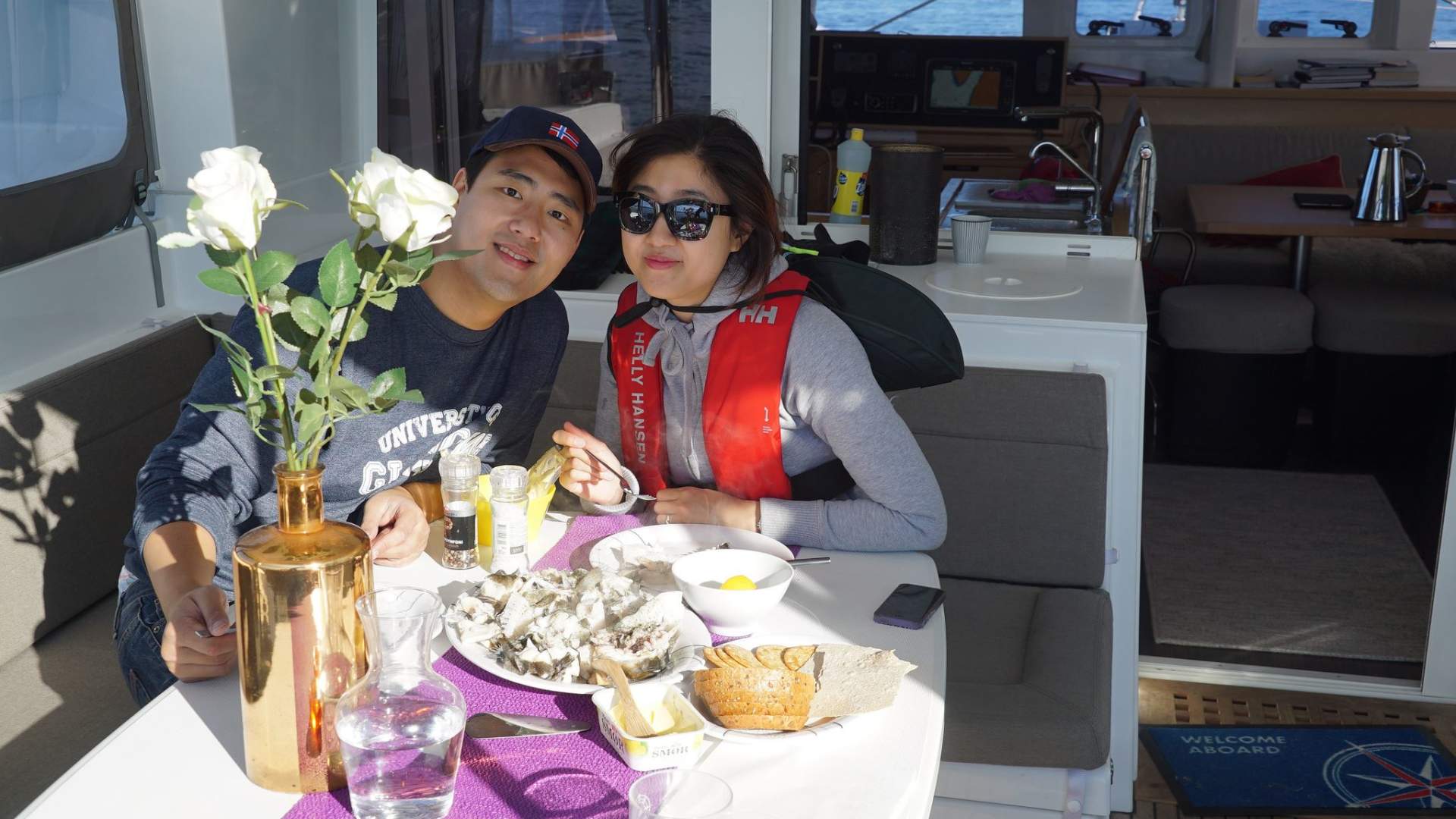 Arctic fisketur med selvfanget fisk til lunsj med byens nyeste luksus katamaran