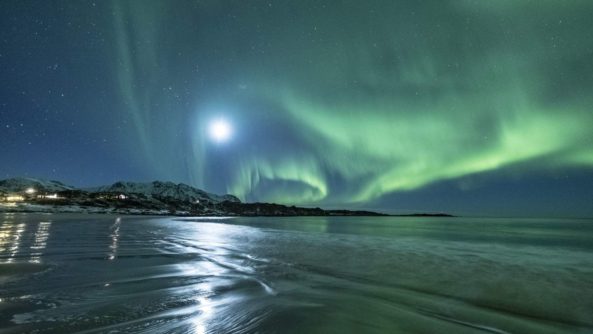 Northernlight and the moon