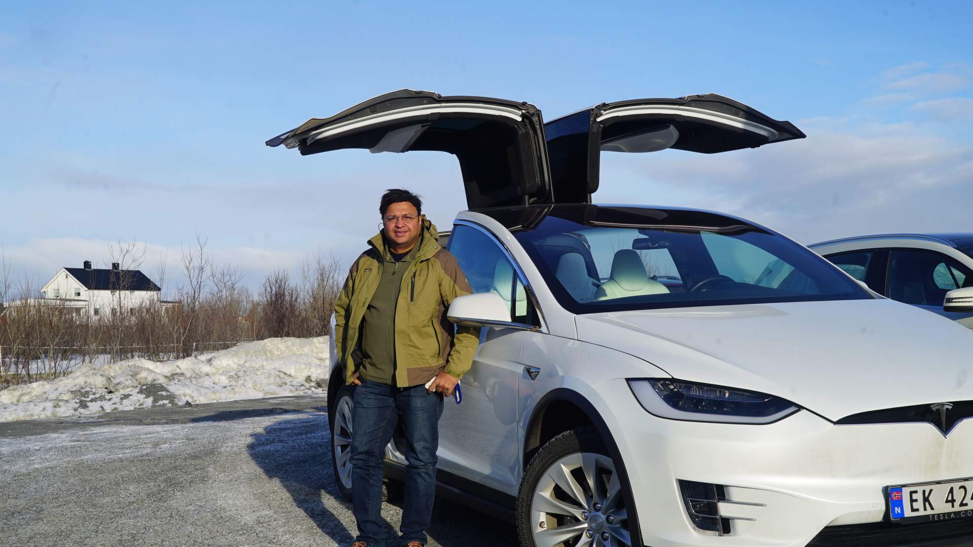 En vakker, miljøvennlig trugetur i naturskjønt landskap med Tesla X