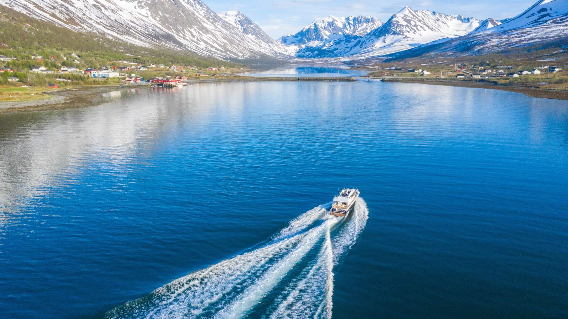 Privat Båttransport til Toppturer på ski i Lyngsalpene - Lyngen Experience