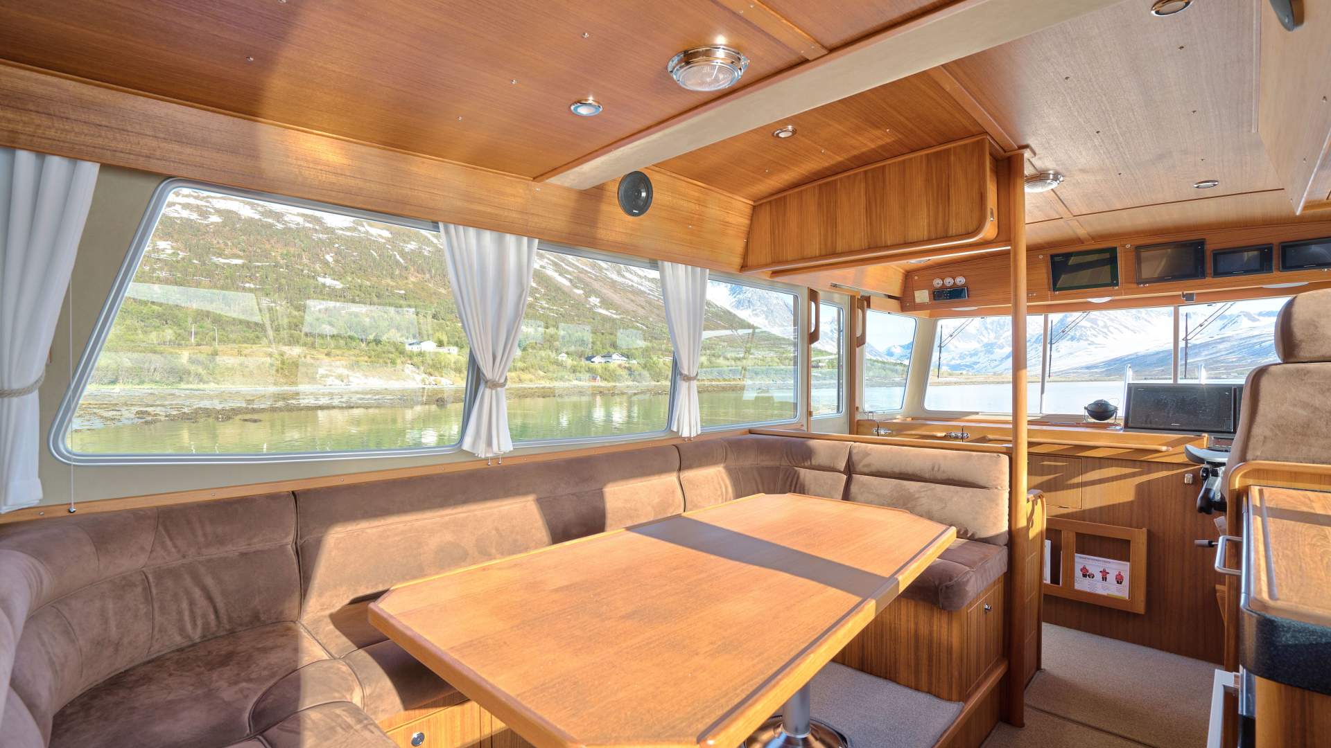 Privat Båttransport til Toppturer på ski i Lyngsalpene - Lyngen Experience
