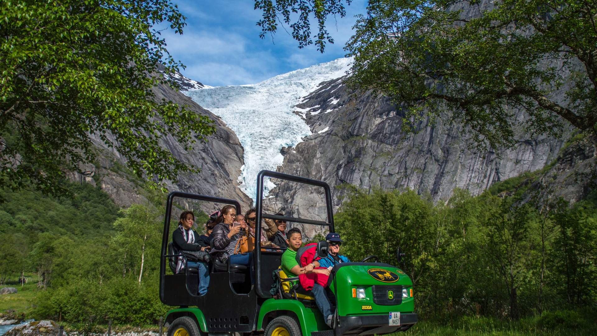 Med Trollbil til Briksdalsbreen | Oldedalen Skyss