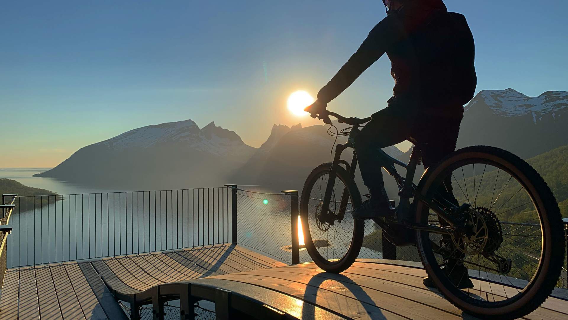 Senja rundt 6 dager med el-sykkel i midnattssol