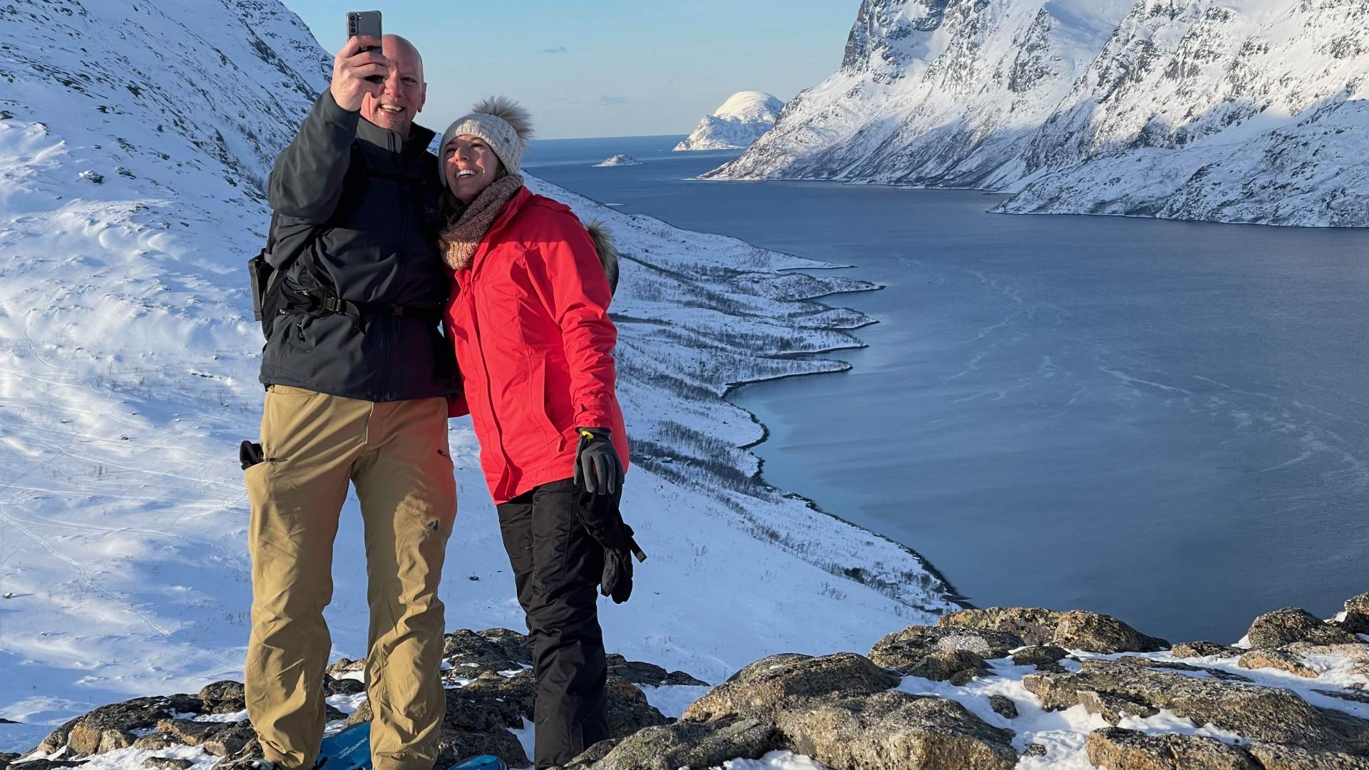 En vakker, miljøvennlig trugetur i naturskjønt landskap med Tesla X