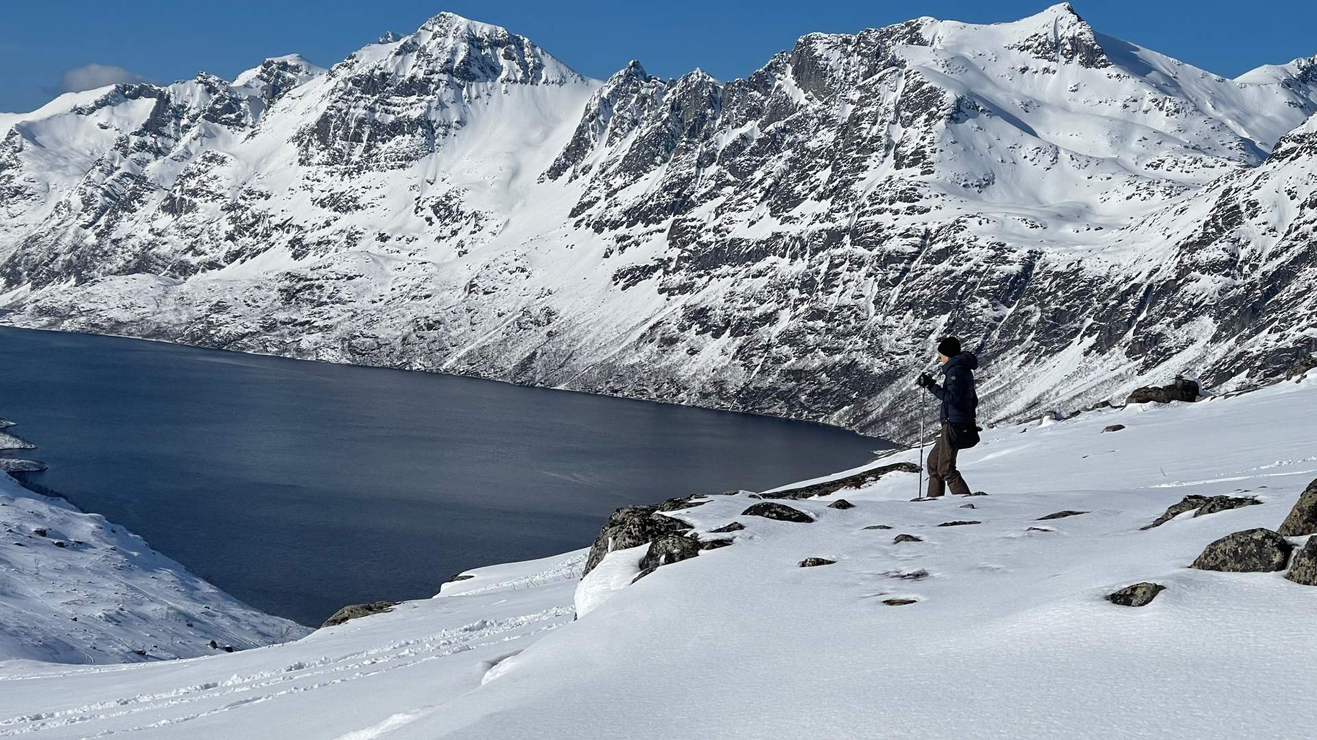 En vakker, miljøvennlig trugetur i naturskjønt landskap med Tesla X