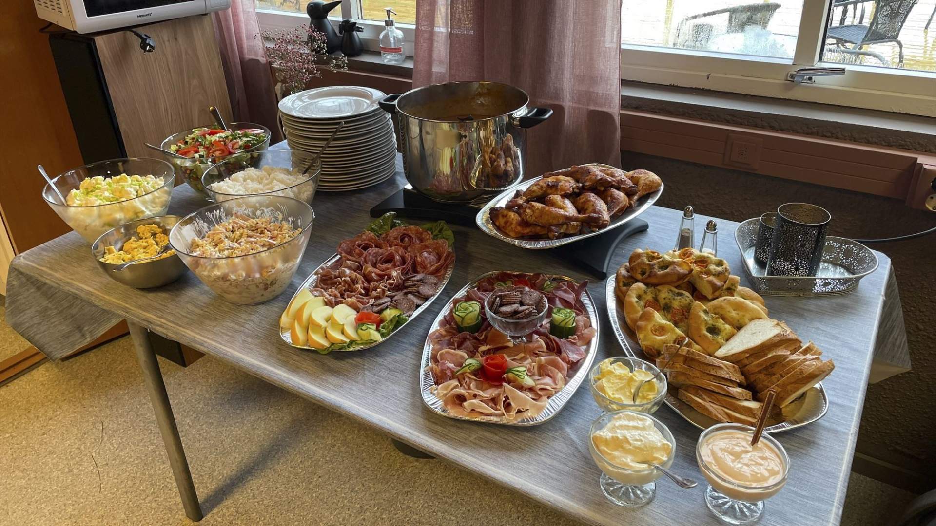 Rødøy Kysthandel og Kaffekroken - kafé og døgnåpen dagligvare