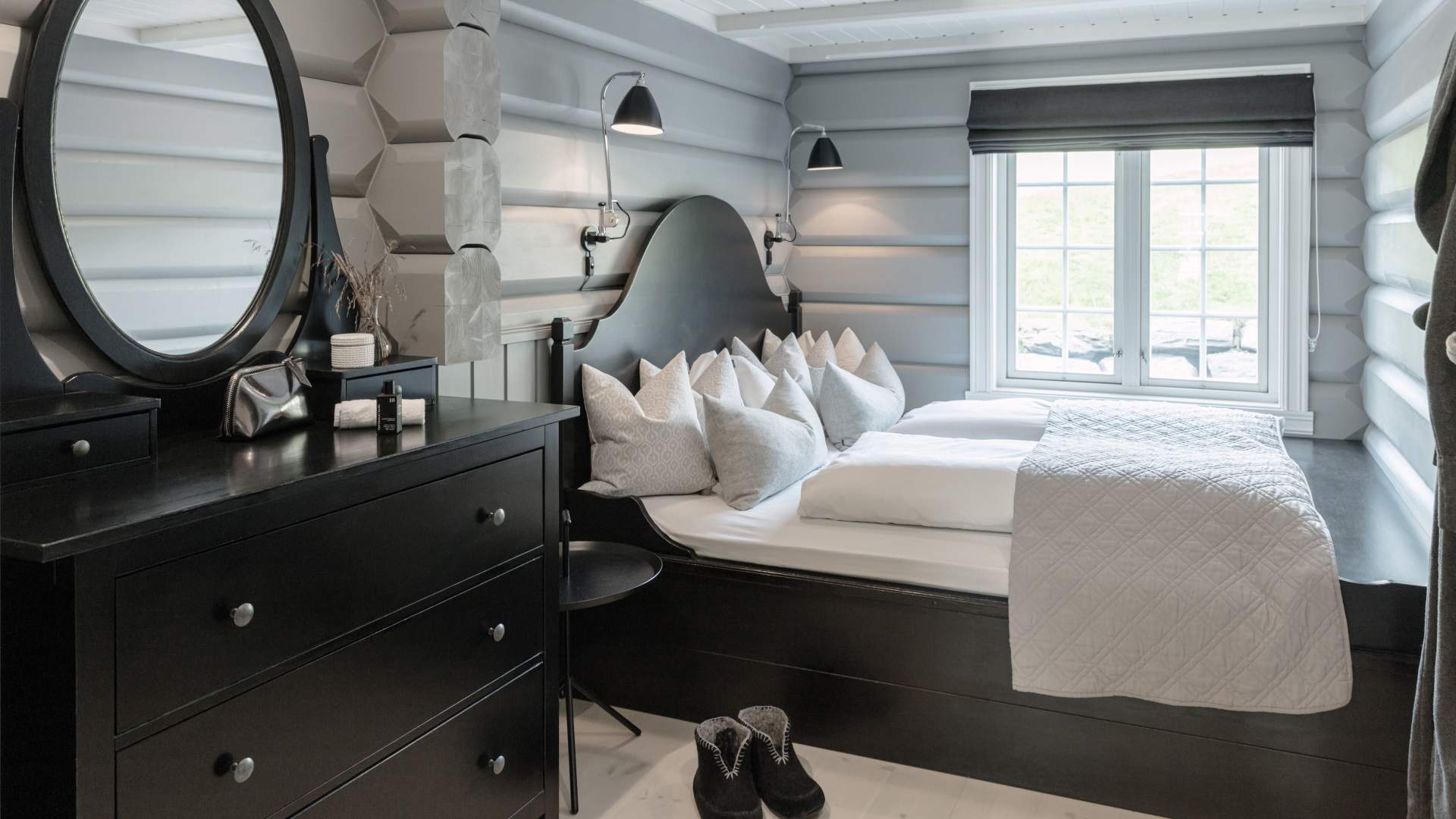 One of the bedrooms at Lyngen Lodge