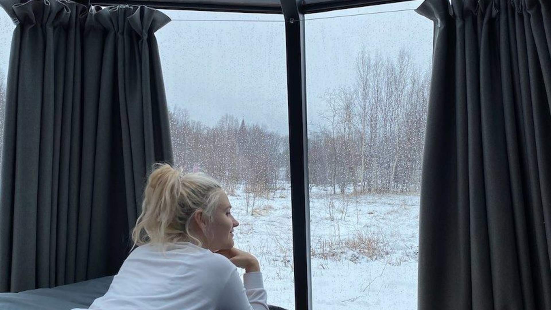 Overnight experience in glass igloo