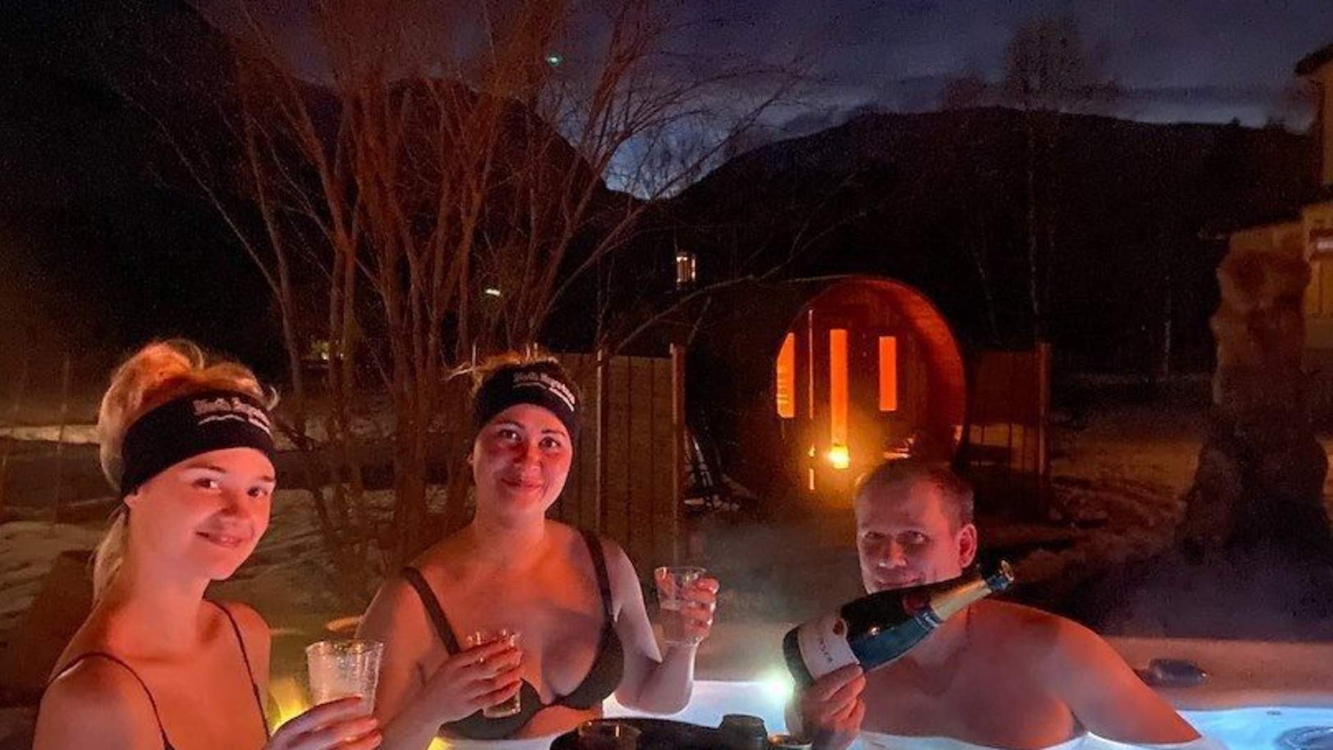 Overnight experience in glass igloo