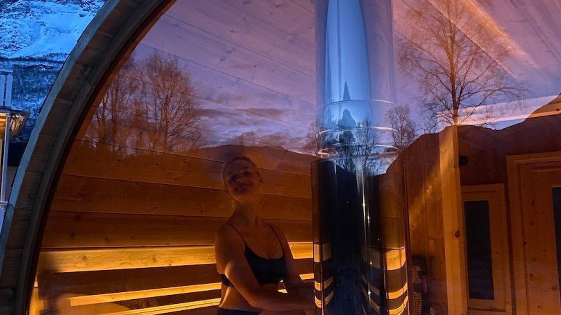 Overnight experience in glass igloo