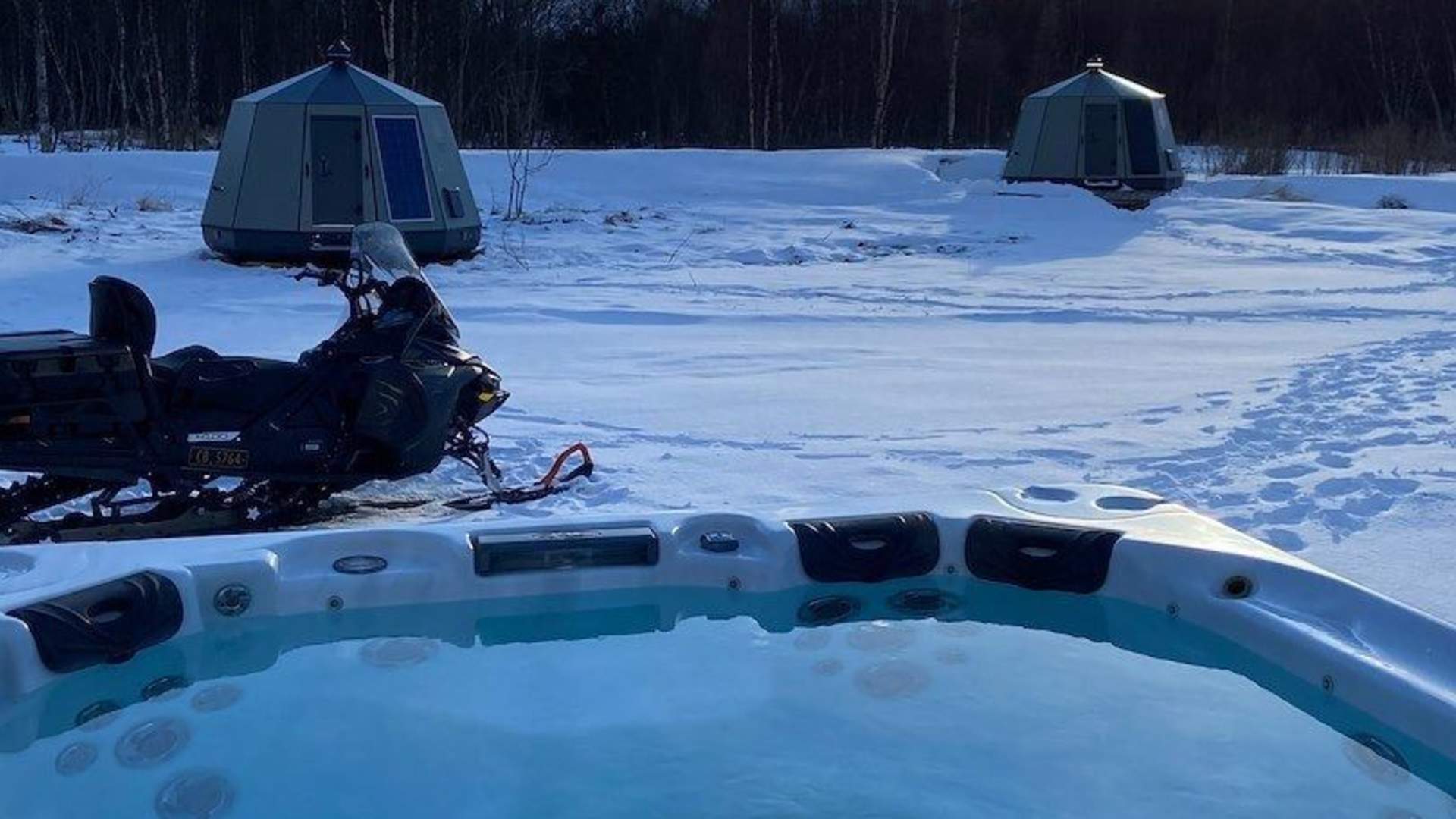 Overnight experience in glass igloo