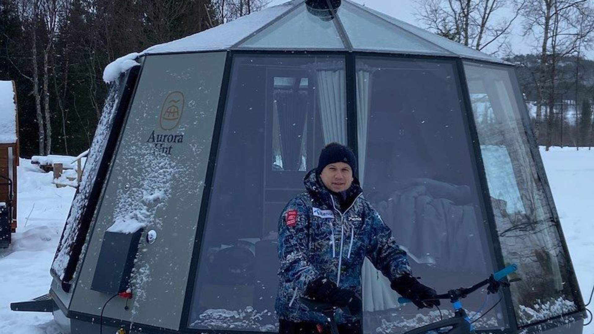 Overnight experience in glass igloo