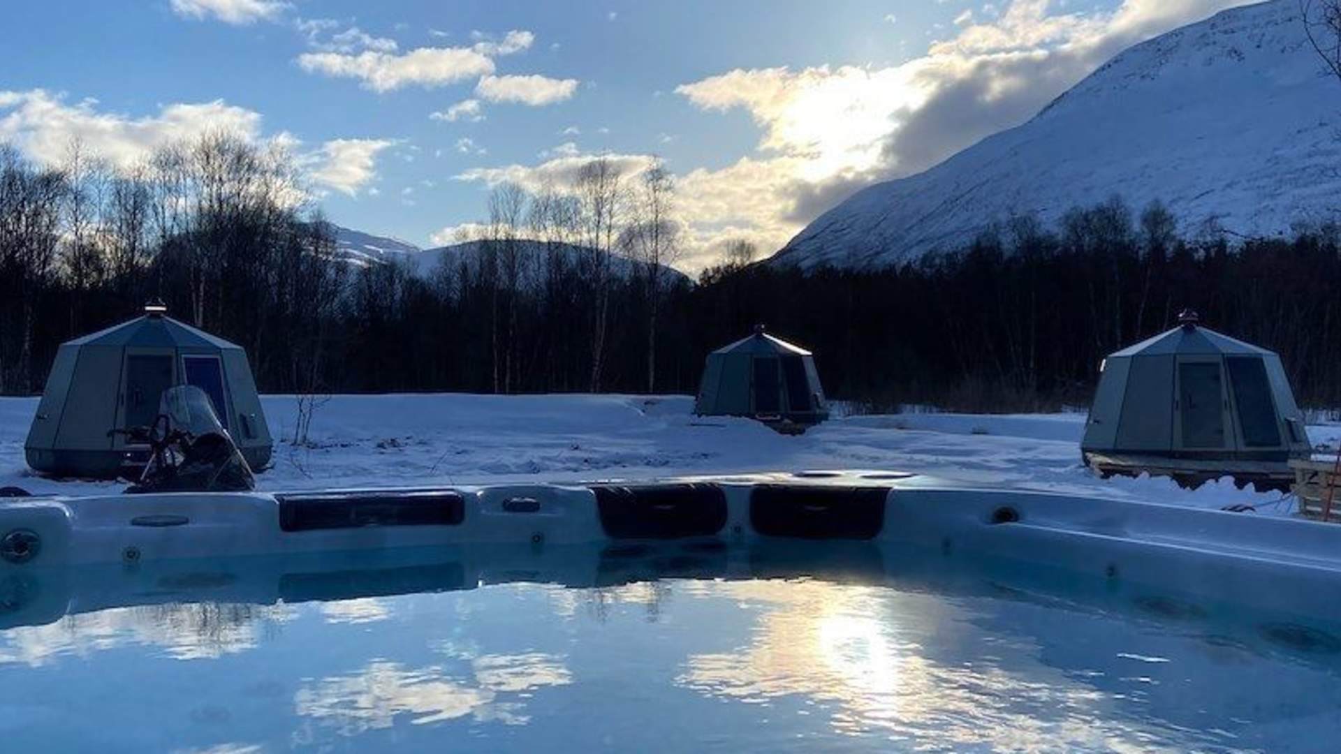 Overnight experience in glass igloo